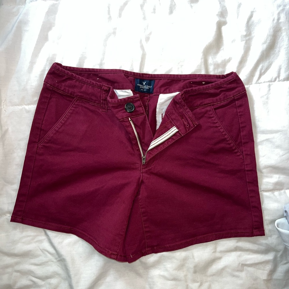 DISCOUNTED SHIPPING ON ALL ITEMS
American eagle waisted Burgundy shorts
Size 8